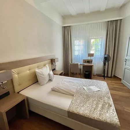 Doctor Weinstube Hotel 3*