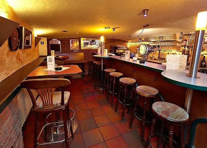 Doctor Weinstube 호텔 베른카슈텔쿠에스